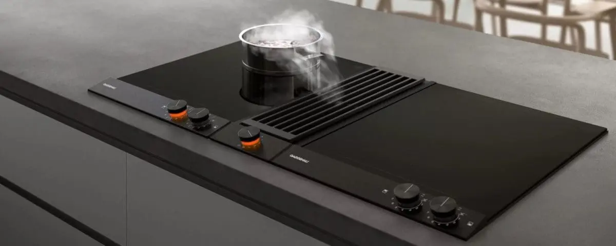 Индукционная варочная панель Gaggenau со встроенной вытяжкой на кухонном острове