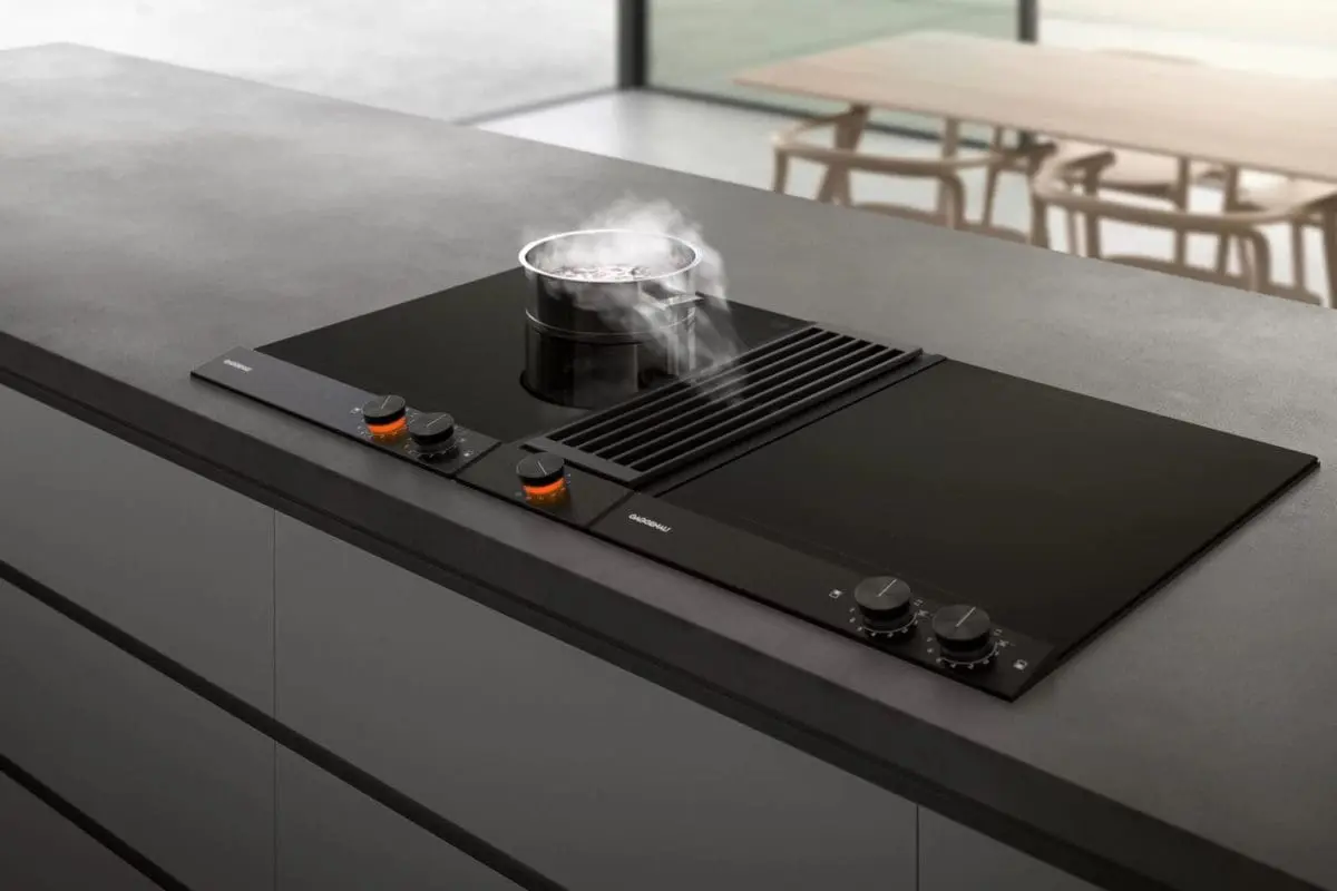 Индукционная варочная панель Gaggenau со встроенной вытяжкой на кухонном острове