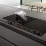Индукционная варочная панель Gaggenau со встроенной вытяжкой на кухонном острове
