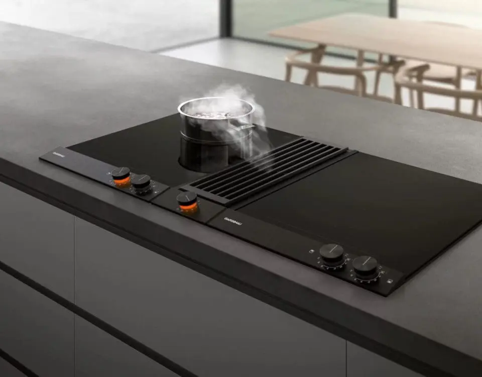 Индукционная варочная панель Gaggenau со встроенной вытяжкой на кухонном острове