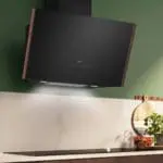 Наклонная настенная вытяжка Neff из чёрного стекла над варочной панелью