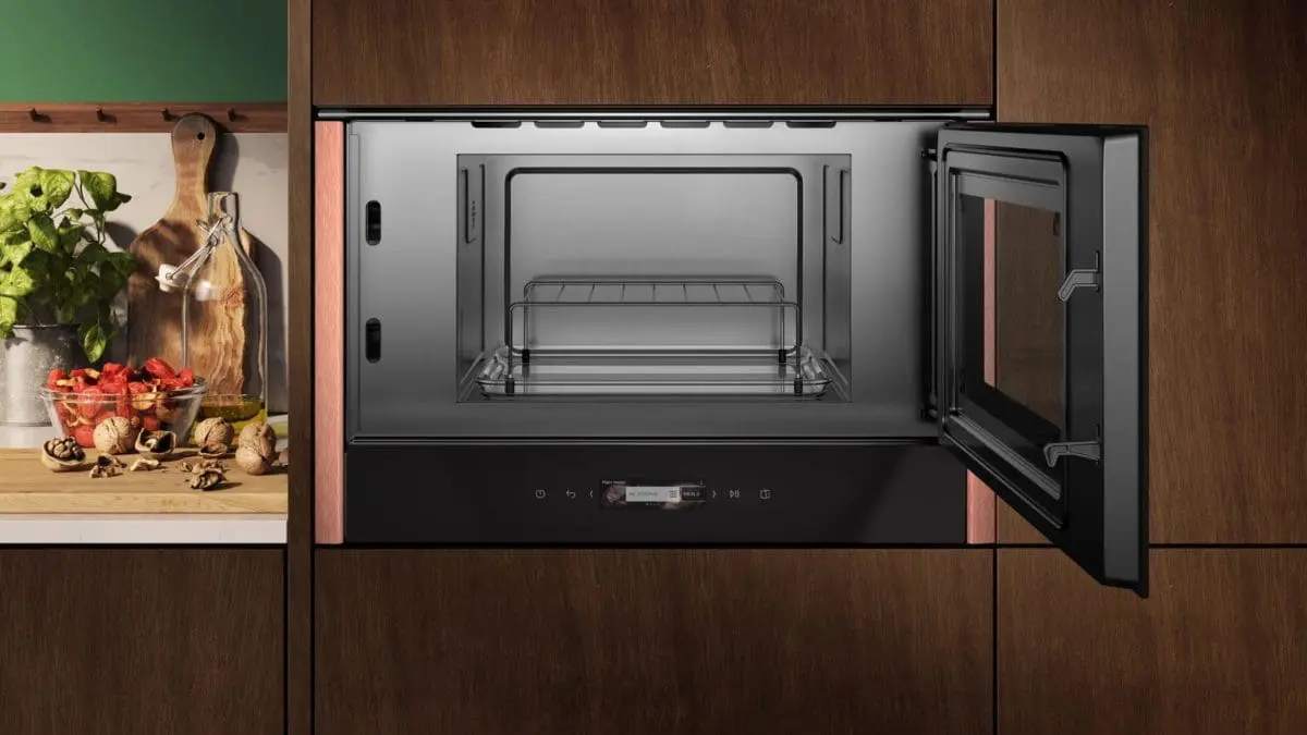 Встраиваемая микроволновка Neff в режиме Microwave, дизайн с медной отделкой