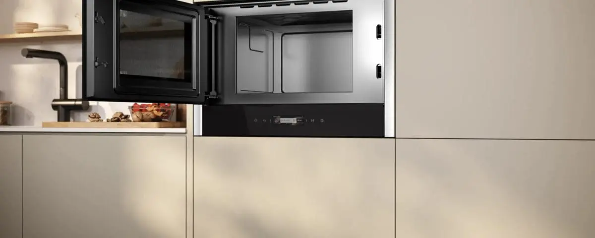Встраиваемая микроволновка Neff с открытой дверцей в светлой кухне