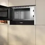 Встраиваемая микроволновка Neff с открытой дверцей в светлой кухне