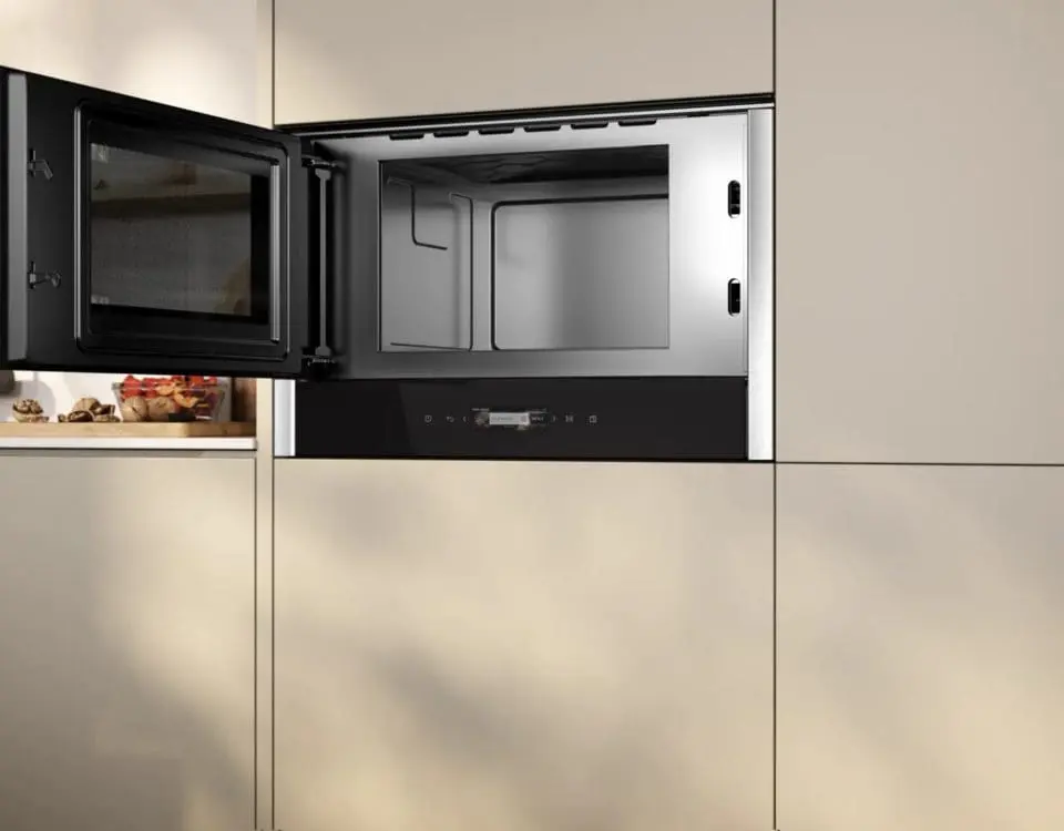 Встраиваемая микроволновка Neff с открытой дверцей в светлой кухне