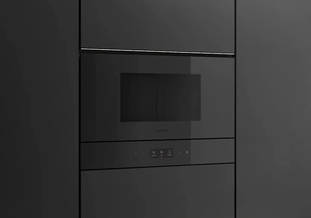 Встраиваемая микроволновка Gaggenau в минималистичной кухне