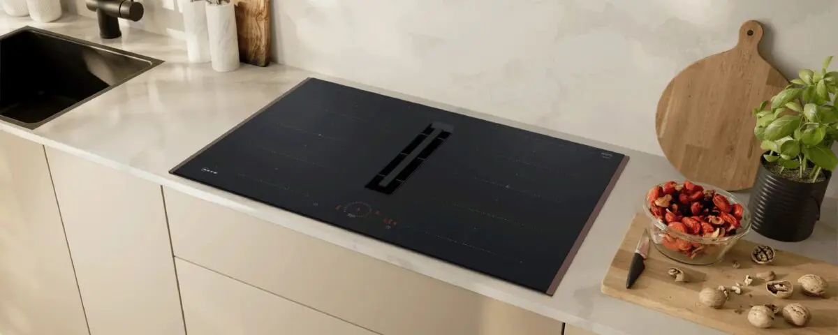 Индукционная варочная панель Neff со встроенной вытяжкой в светлой кухне