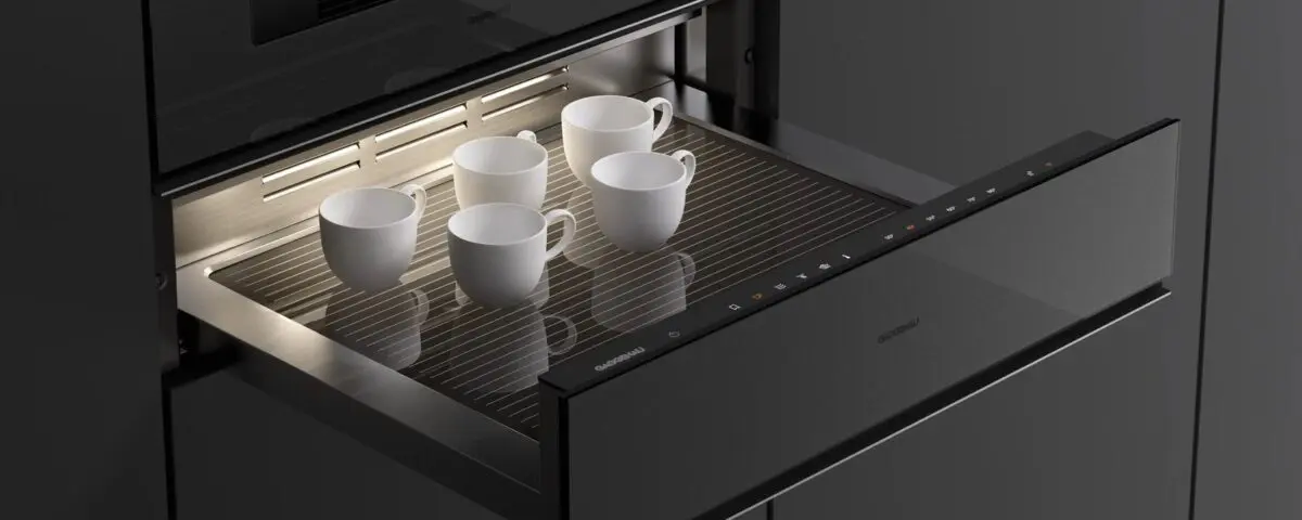 Встраиваемый ящик для подогрева посуды Gaggenau с тёплыми чашками под кофемашиной