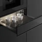 Встраиваемый ящик для подогрева посуды Gaggenau с тёплыми чашками под кофемашиной