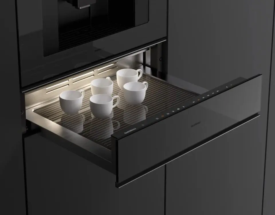 Встраиваемый ящик для подогрева посуды Gaggenau с тёплыми чашками под кофемашиной